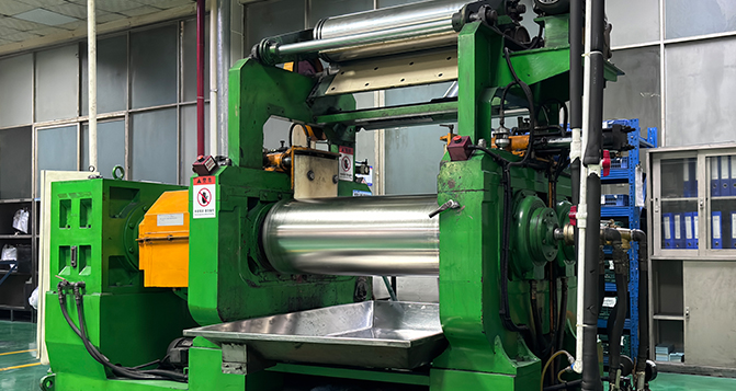 開煉機(jī)的工作原理，如何強化煉膠效果？