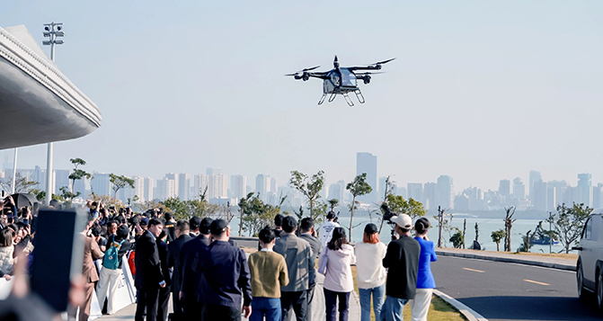 低空經(jīng)濟(jì)：挑戰(zhàn)與機(jī)遇并存